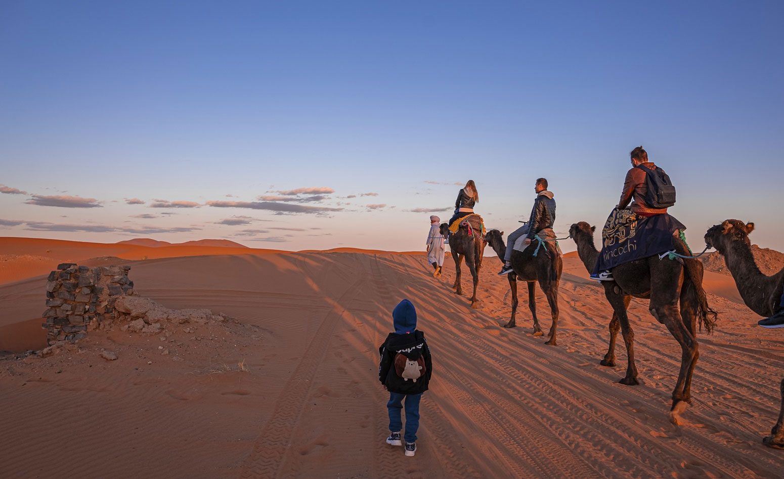 familia disfruta de las vistas de su viaje a laponia en familia